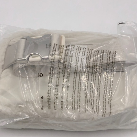 Lululemon Limited Edition Everywhere
Belt Bag Fleece New Year - Picture 7 of 10